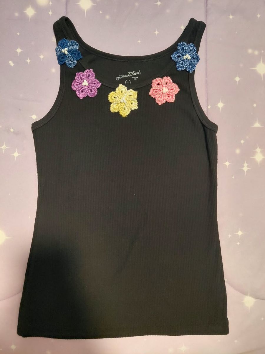 Top negro acanalado con cinco flores de crochet de colores